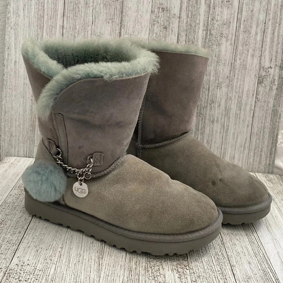 UGG Classic Short Charm Grey suede SHEEPSKIN BOOTS SIZE 7 - Picture 1 of 9